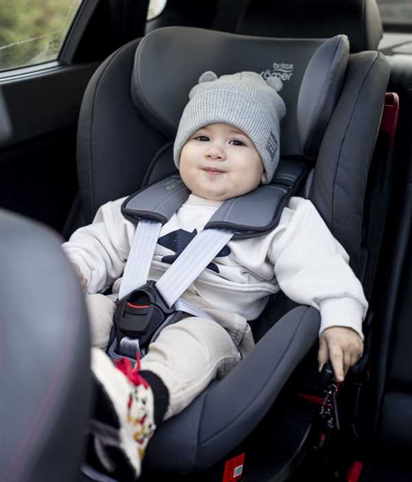 Автокресло Britax Roemer в машине с маленьким ребенком