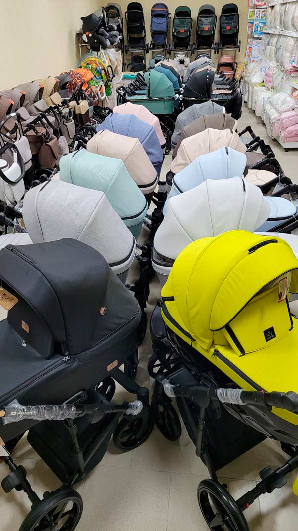 фото зала с колясками для новорожденных в рядах