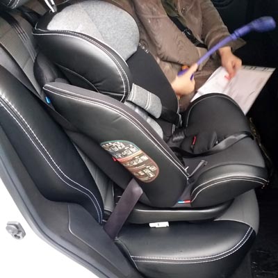 автокресло в машине, проверка крепления