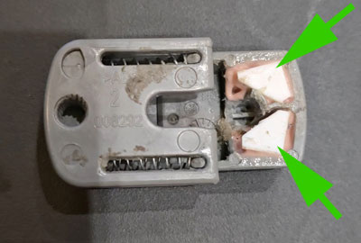 кнопка автокресла Maxi Cosi с новыми фиксирующими вставками