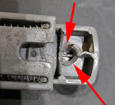 кнопка регулировки выдвижения механизма автокресла Maxi Cosi с выломанным пластиком