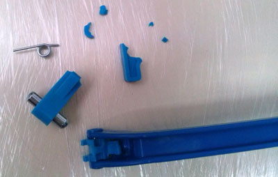 мелкие детали разрушенного механизма