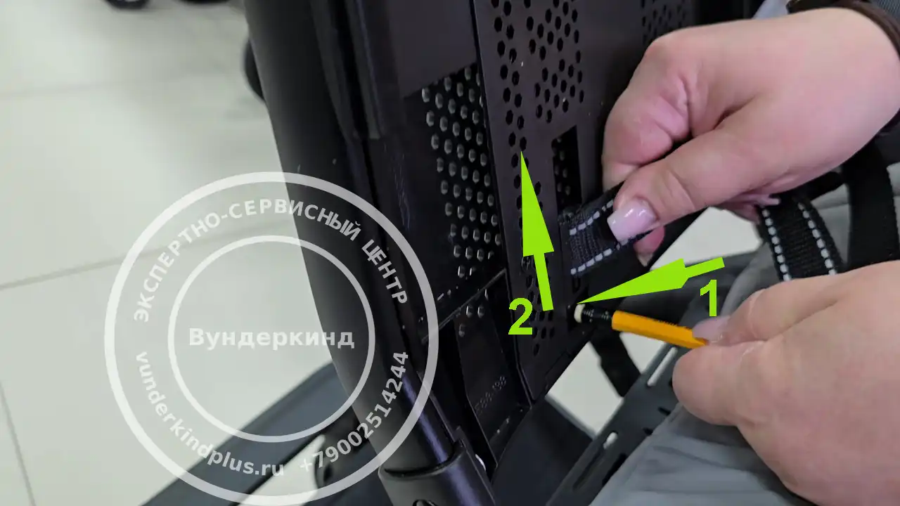 отстегиваем фиксатор поясной части ремня