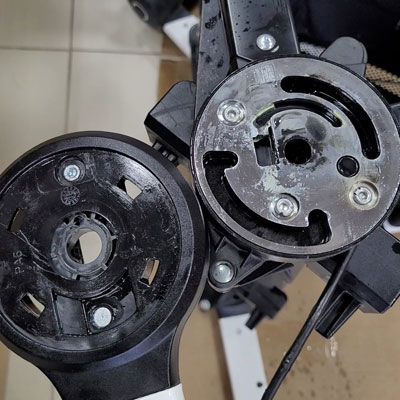 разобранный сустав складывания коляски hartan xperia