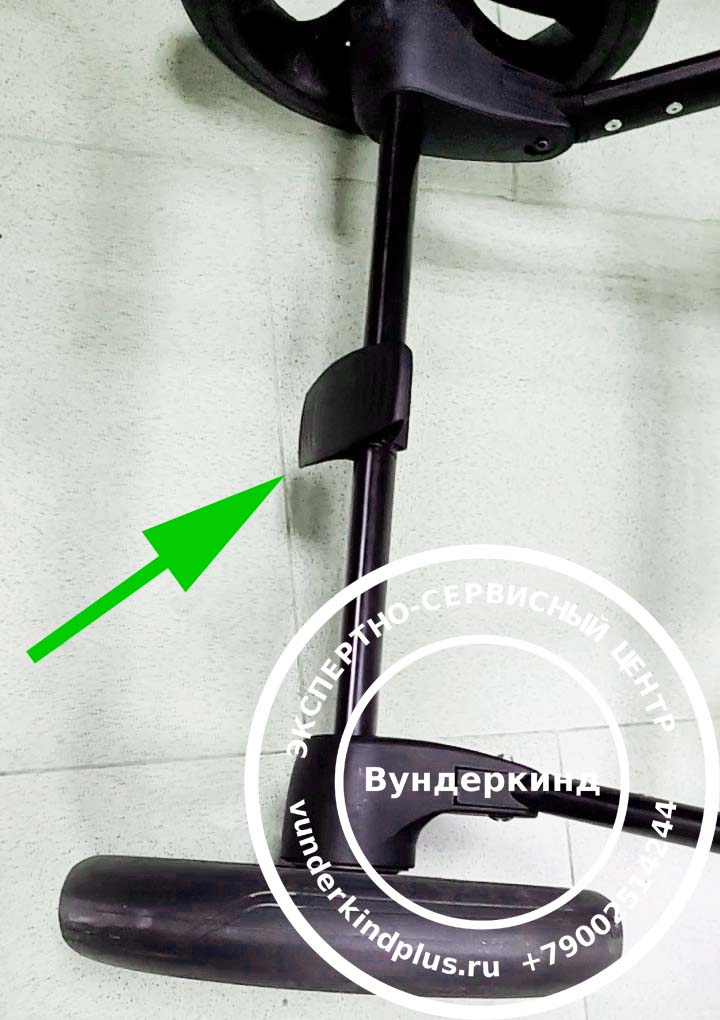 педаль тормоза фиксируется в нижнем положении