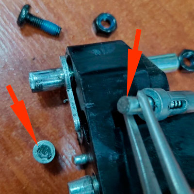 выломанный шток (место среза металла)