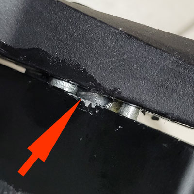 видно через зазор выломанный наконечник штока