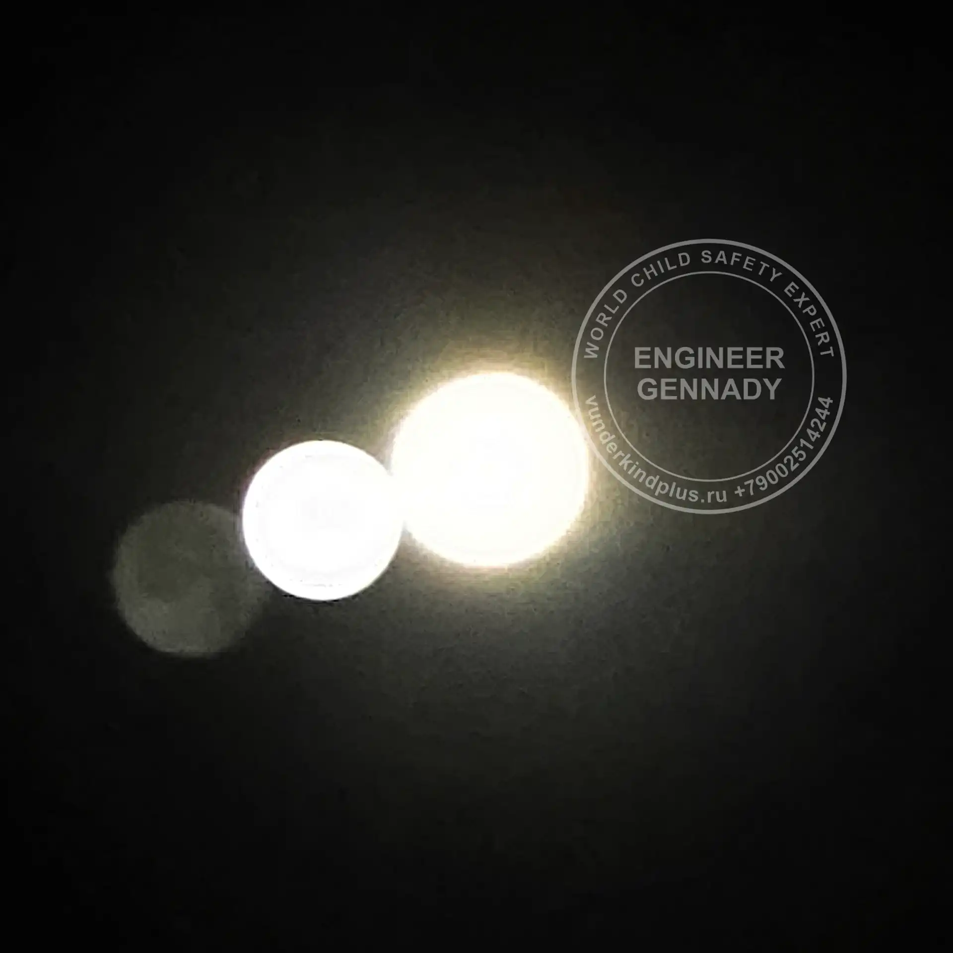 Blurred moon showing three overlapping circles representing optical illusion in marketing.