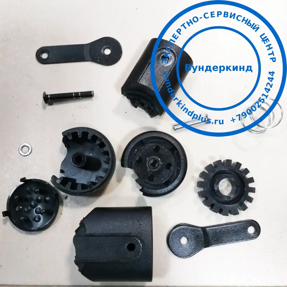 Фото расколотого пластикового сустава ручки новой коляски — инженерный аудит Геннадия