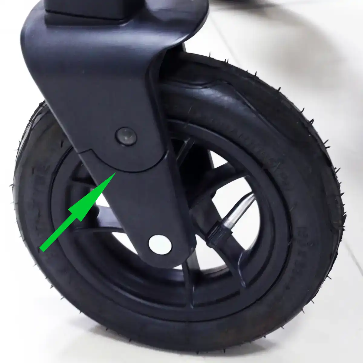 Anti-shock pendulum mechanism for front wheels to absorb horizontal impacts