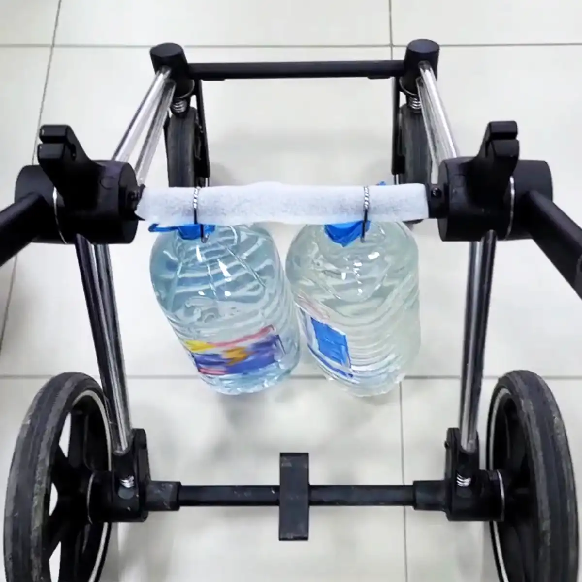 Applying 5kg of ballast weight to a stroller basket to optimize suspension spring preload