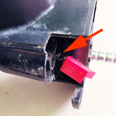 пружина и фиксатор тормоза