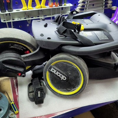 ремонт держателя крыши трехколесного велосипеда doona