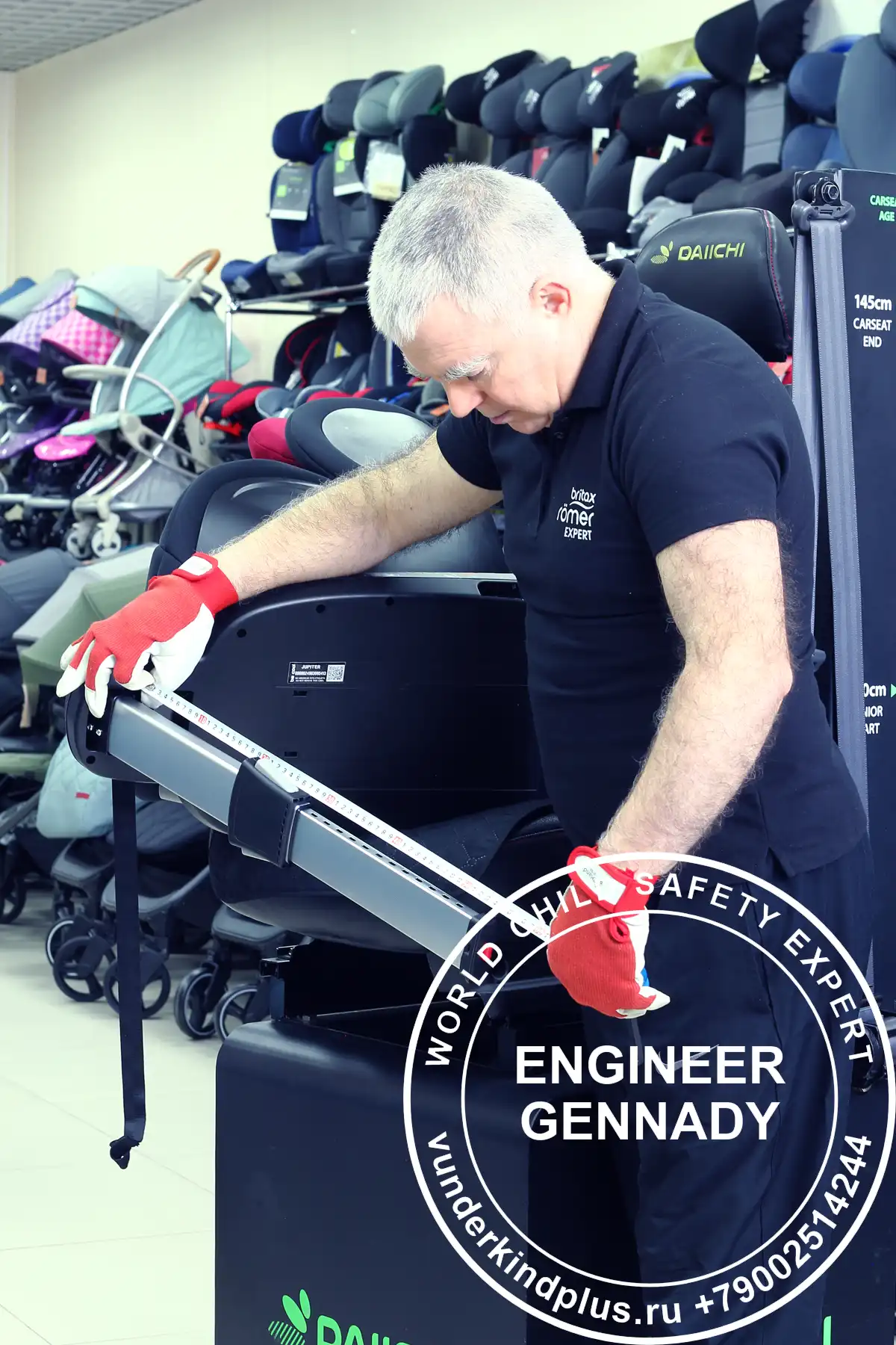 Замер длины опорной стойки автокресла Bee Cool Jupiter рулеткой