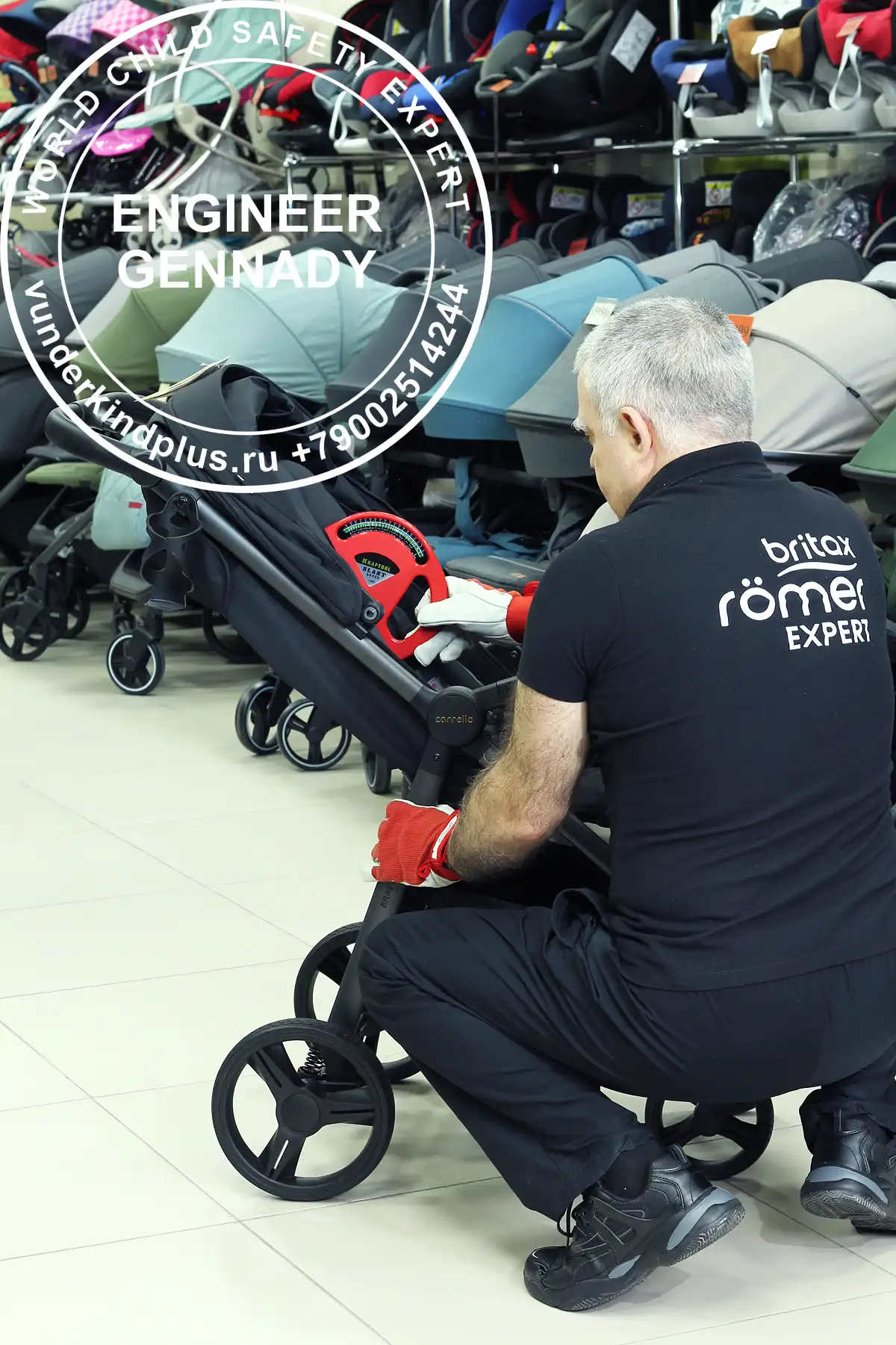 Инженер Геннадий измеряет угол наклона Bee Cool Jupiter гравитационным угломером