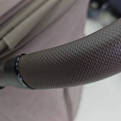 родительская ручка коляски отделана экокожей