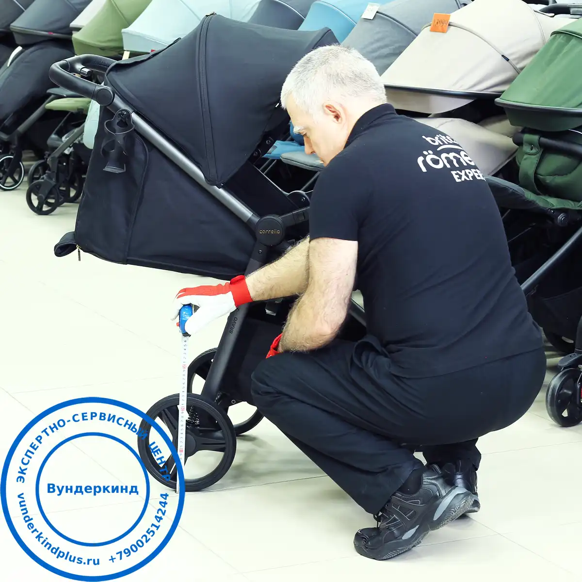 проверка реального диаметра задних колес инженером в магазине Вундеркинд Новороссийск