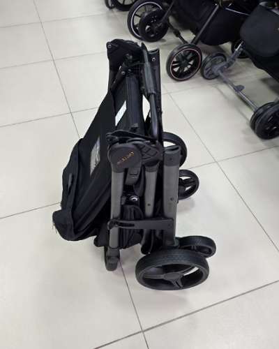 коляска стоит в сложенном виде