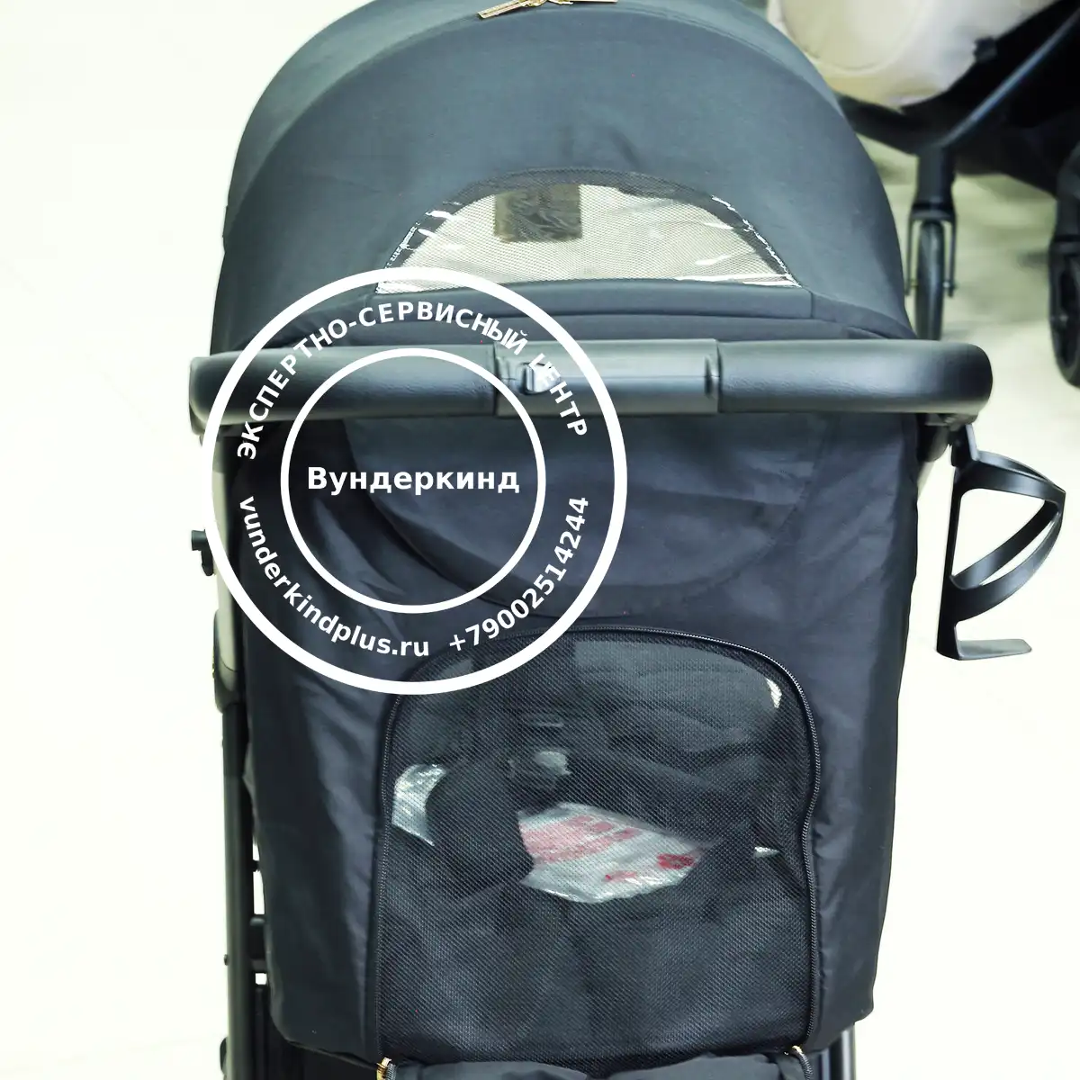 вид сзади: открывается сетка для вентиляции и окошко для примсотра