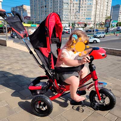 мама купила дочке трехколесный велосипед (фото у выхода из магазина, напротив жк виктория на пр. Дзержинского 211/2)